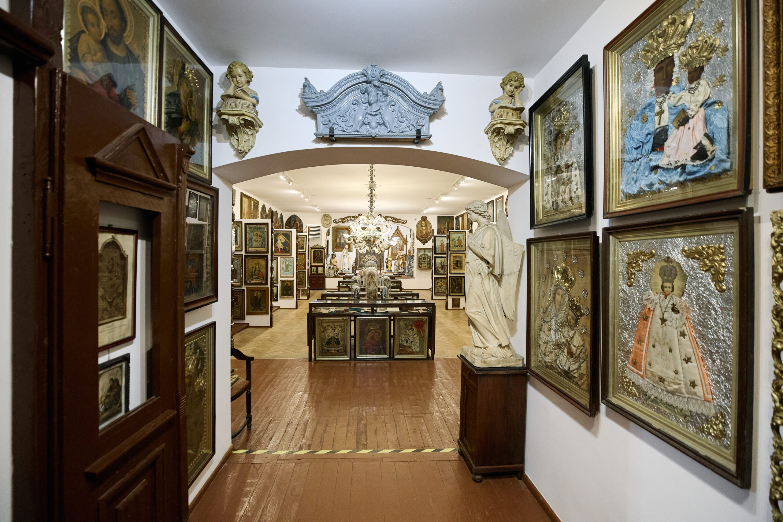 Korytarz muzeum z wejściem na sale 